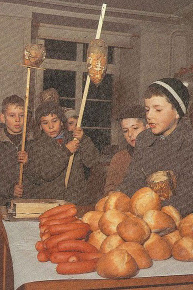 Les élèves reçoivent du pain et du saucisson après le cortège, vers 1960 © Bürgerarchiv Weinfelden
