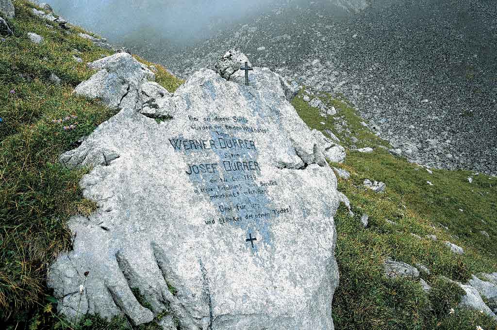 Pierre commémorative sur le lieu du crime, au Gruobialp, 2002 © Christof Hirtler, Altdorf