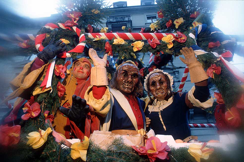 Frère Fritschi, figure symbolique du carnaval de Lucerne, avec son épouse au cortège de 1996 © Emanuel Ammon/AURA, Luzern