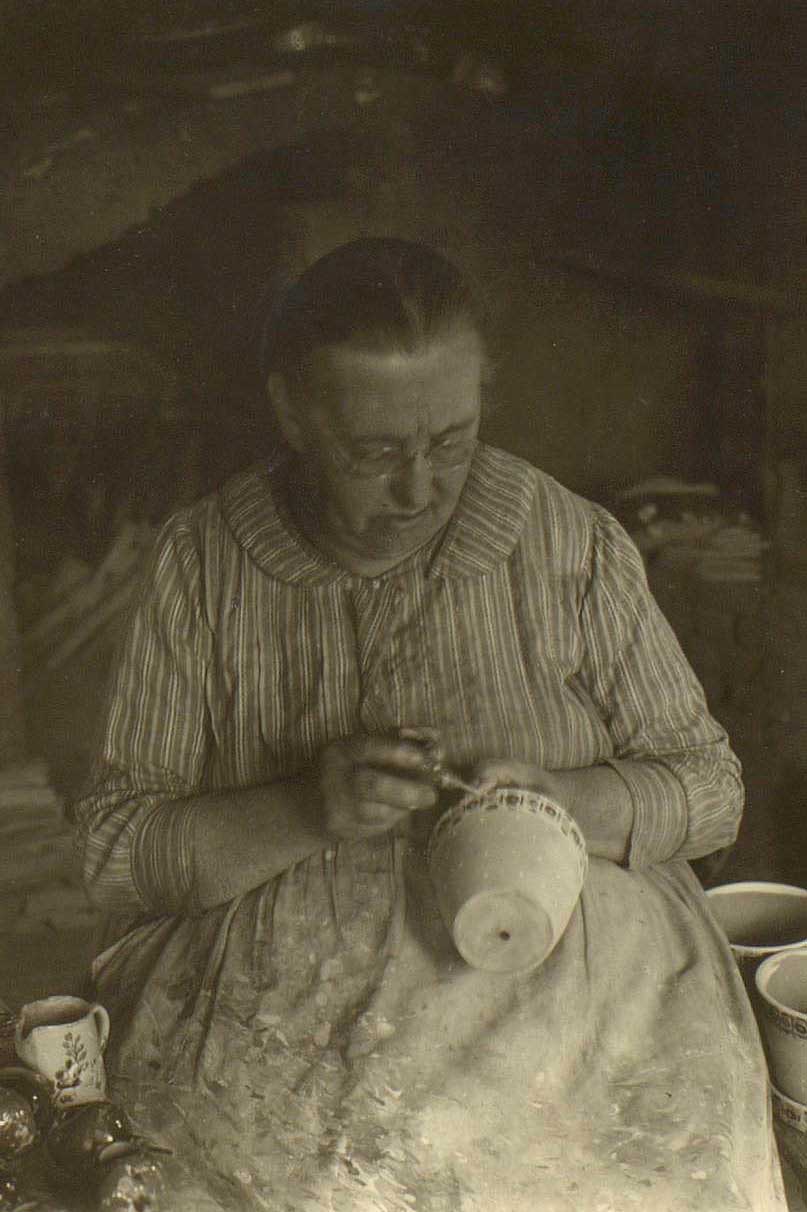 Heimberg, 1917 : une potière peint des pots de fleurs © Hermann Stauder/Fotostiftung Schweiz
