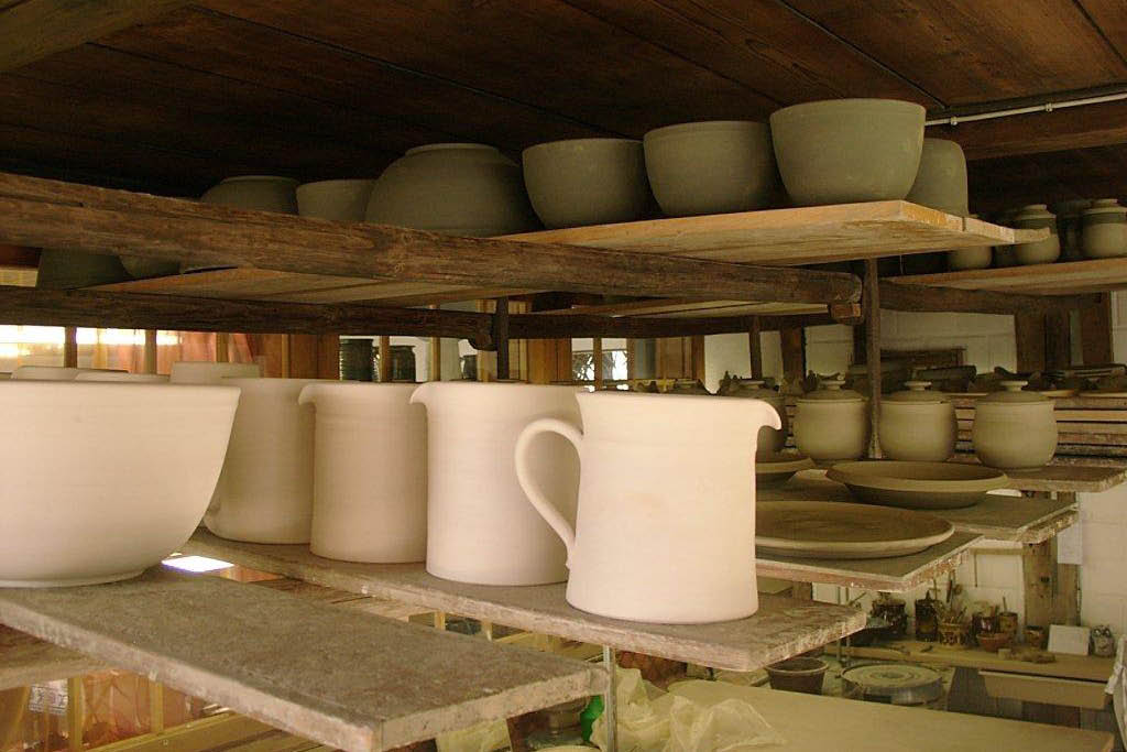 Pots bruts et vernissés sur des étagères © Töpferei Maurachern, Wichtrach, 2010