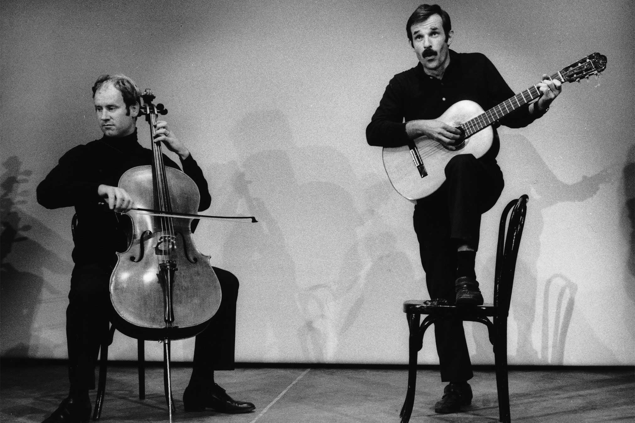 Mani Matter et Franz Hohler: concert pour Amnesty International au théâtre Hechtplatz à Zurich, 1970 © Bruno Kirchgraber, Zürich/Schweizerisches Literaturarchiv