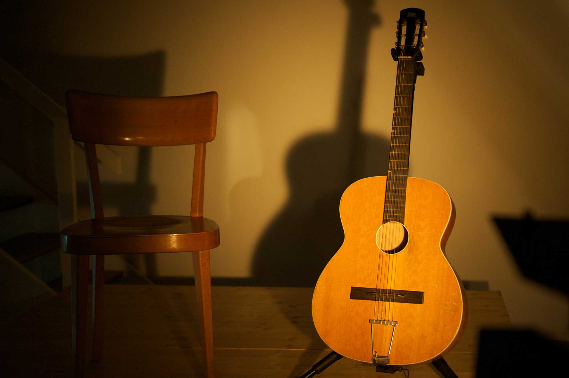 Exposition «Mani Matter (1936–1972)» au Musée national de Zurich, 2011: guitare de travail de Mani Matter © Musée national suisse, 2011