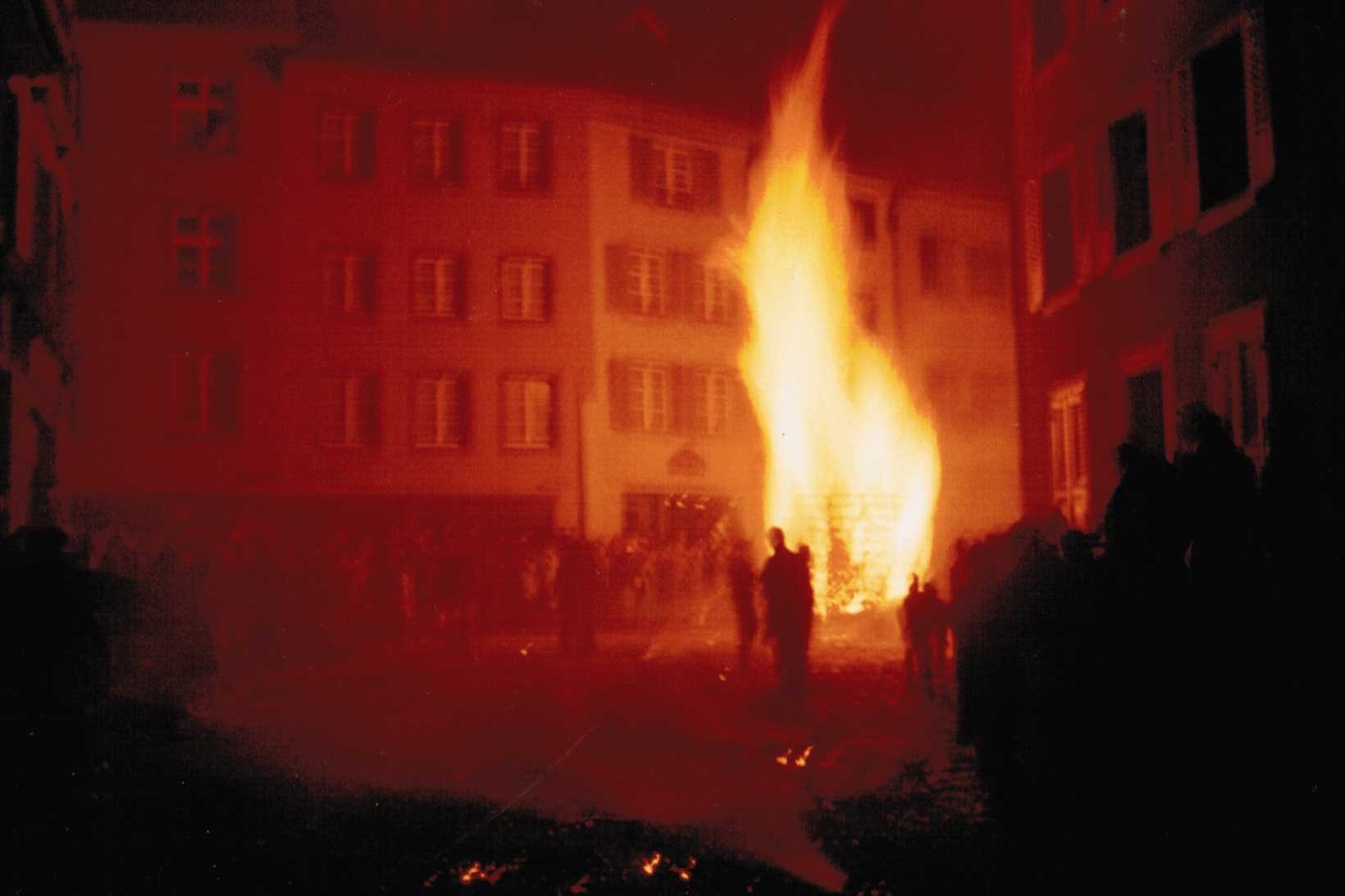 Allumer et éteindre les grands chars de feu demande une certaine expérience, 2004 © Hanspeter Meyer