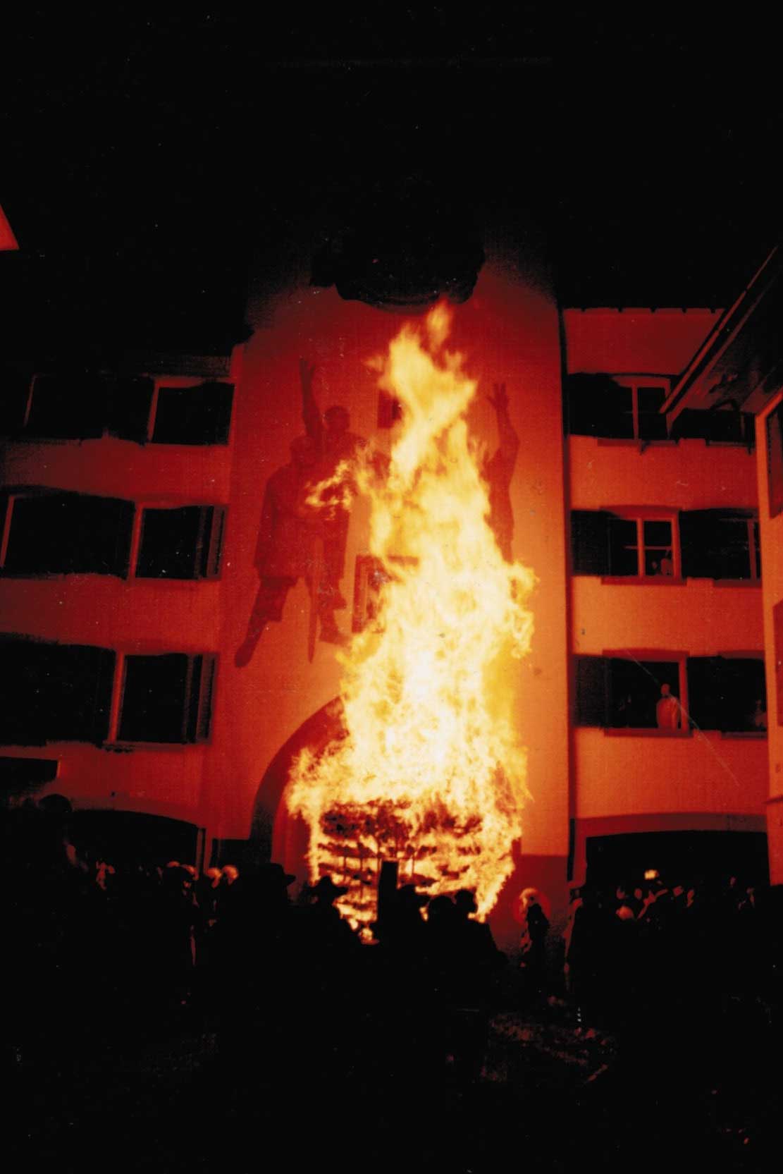 L’arrivée du char enflammé à la porte de la ville est un moment particulièrement impressionnant, 2004 © Hanspeter Meyer