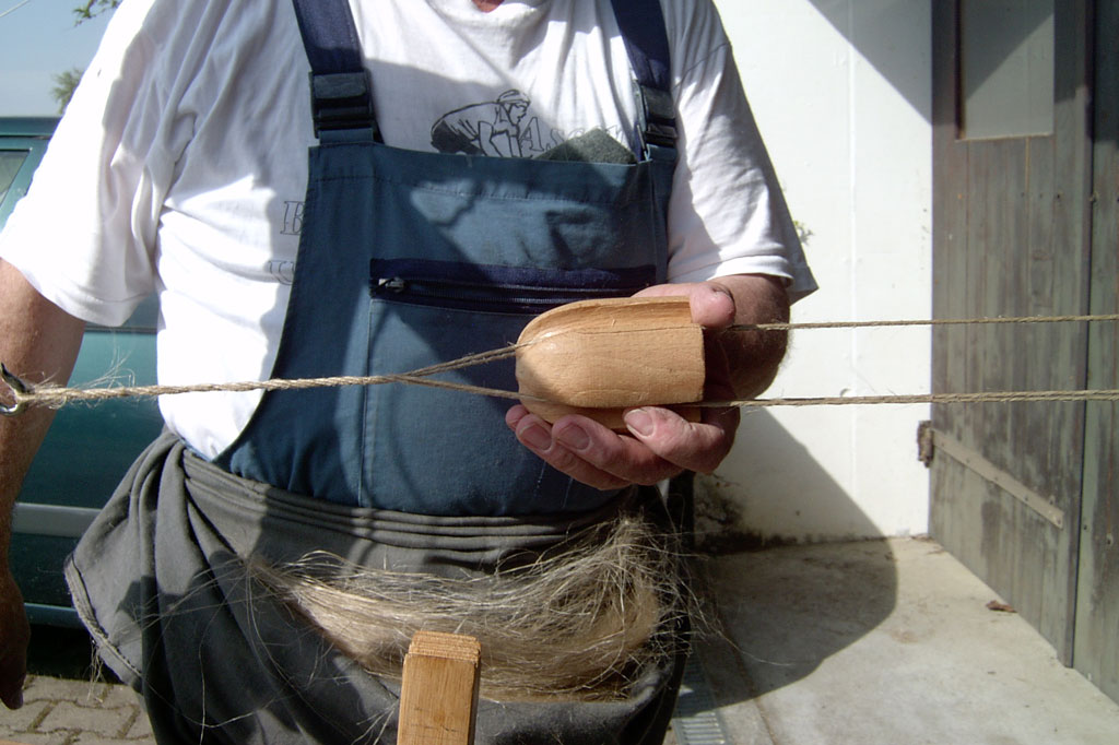 Les cordons sont retordus pour faire la lanière du fouet © Robert Werren, Egliswil