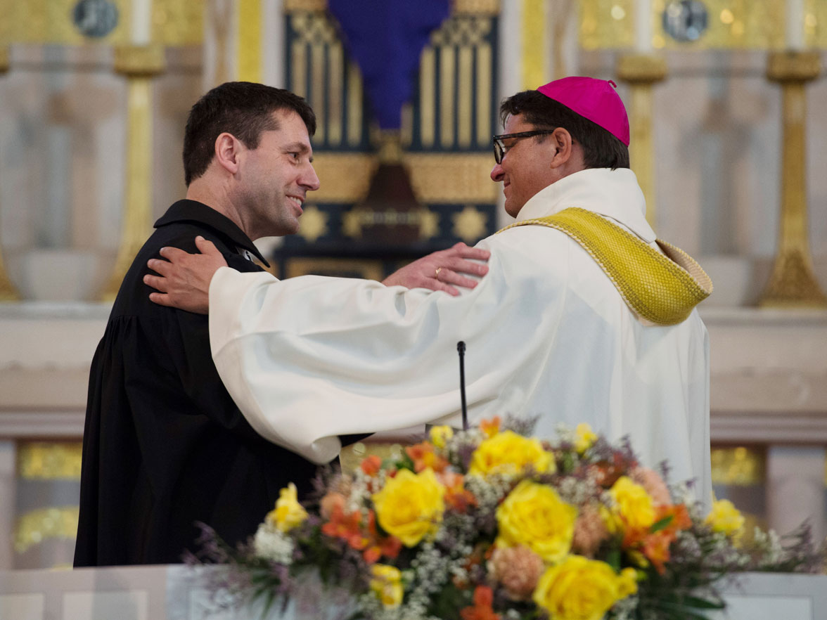Cérémonie de réconciliation œcuménique lors de l’année commémorative «600 ans Saint Nicolas de Flüe», Eglise St. Michael Zoug, 2017 © S. Kathriner/Bruder Klausen Stiftung