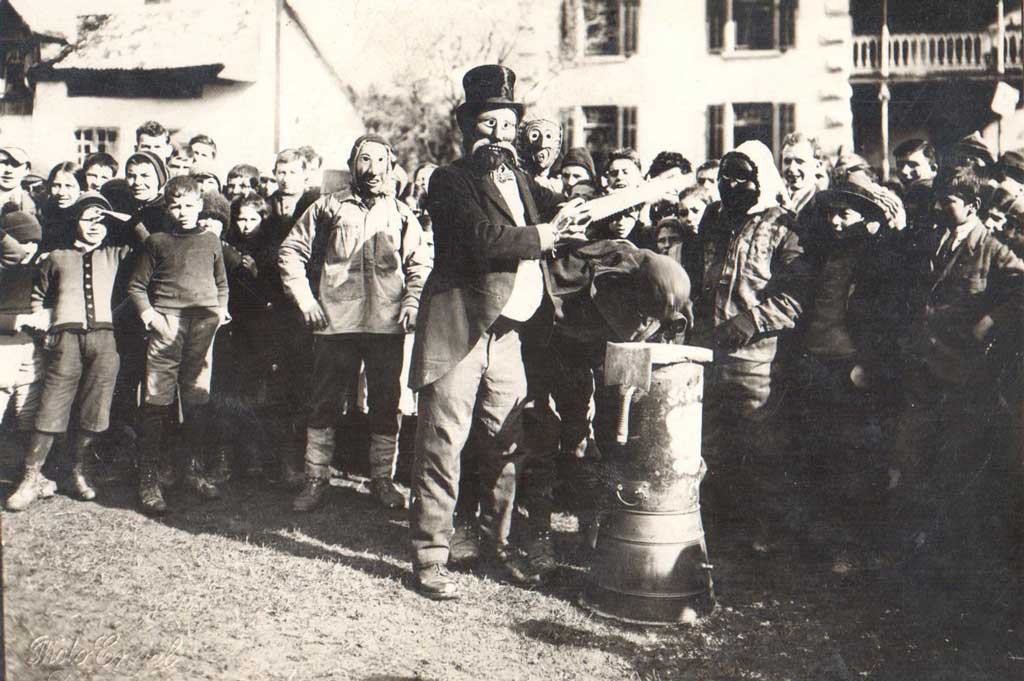 Justice populaire au carnaval de rue de Flums, avec un bourreau auto-désigné, vers 1930
