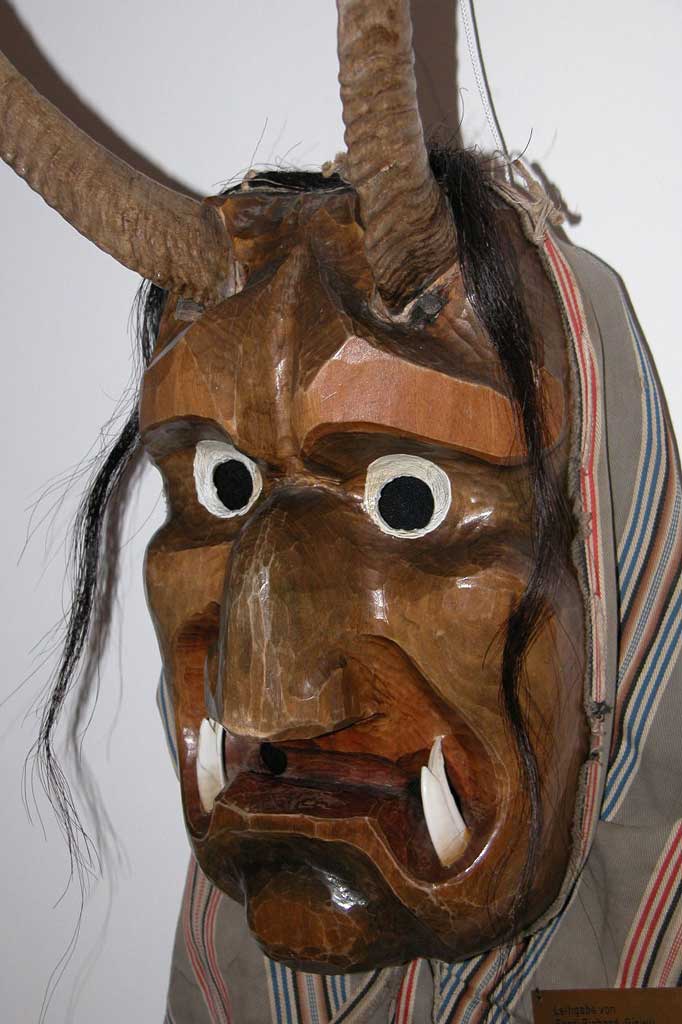 « Schwarzer Engel » groupe de masques apparus en 1954 à Flums © Schnitzer: Hugo Reichlin, Flums