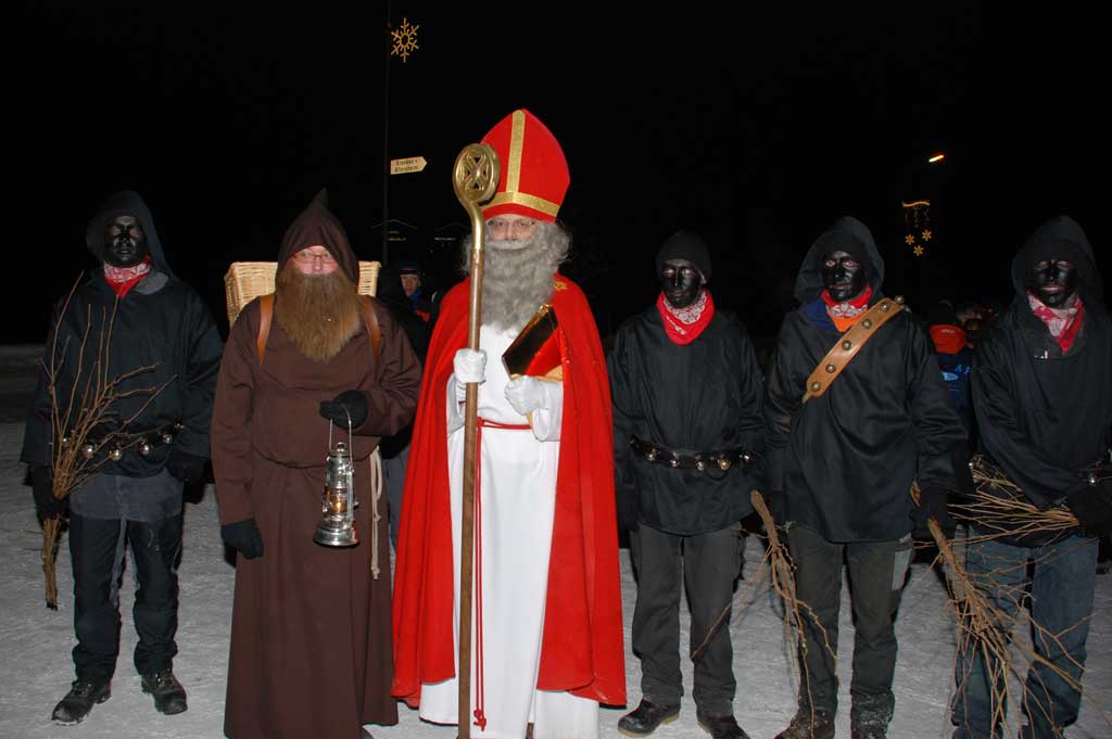 Saint Nicolas, quatre Pères fouettards et un serviteur arrivant à Engelberg, 2008 © Charles Christen, Engelberg