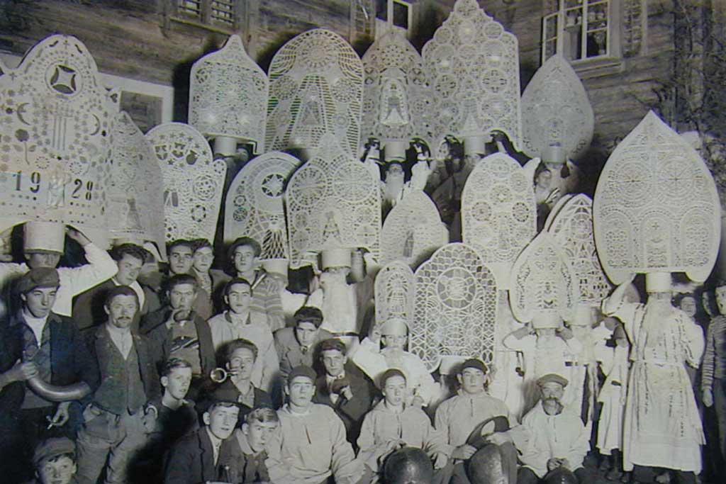 Chasseurs de saint Nicolas à Küssnacht, 1935, et lanternes en papier © St. Niklausengesellschaft Küssnacht