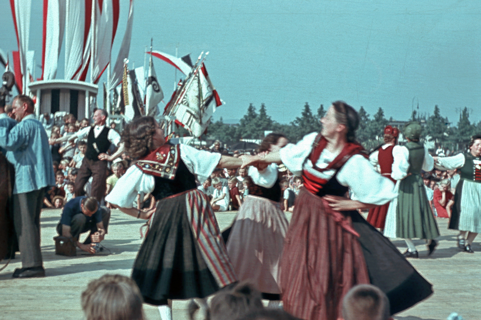 Danse populaire à la fête de St Jakob, Bâle, 1944
