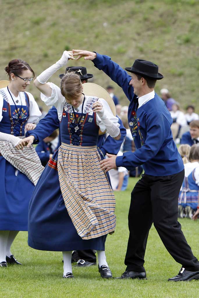 « Faites pirouetter votre cavalière »: journée des costumes traditionnels à Sachseln (OW), 25 juin 2011
