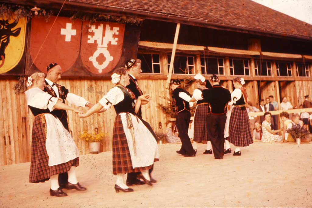 Des danseurs en costume traditionnel d’Obwald à Beckenried (NW) 1959 © Schweizerische Trachtenvereinigung, Bubikon