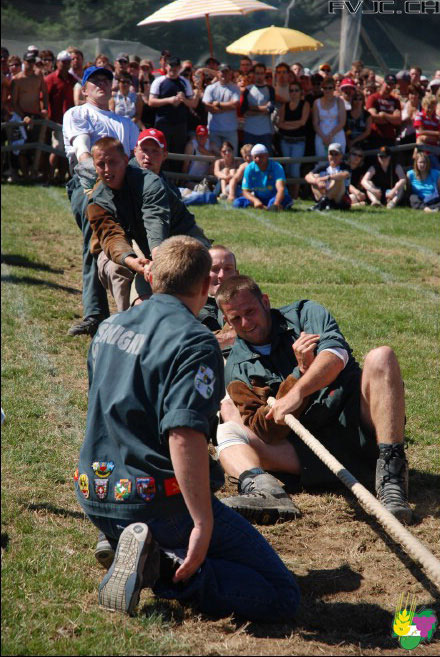 Fête cantonale de Bavois, 2008 : Tir à la corde © Archives de la Fédération vaudoise des Jeunesses campagnardes