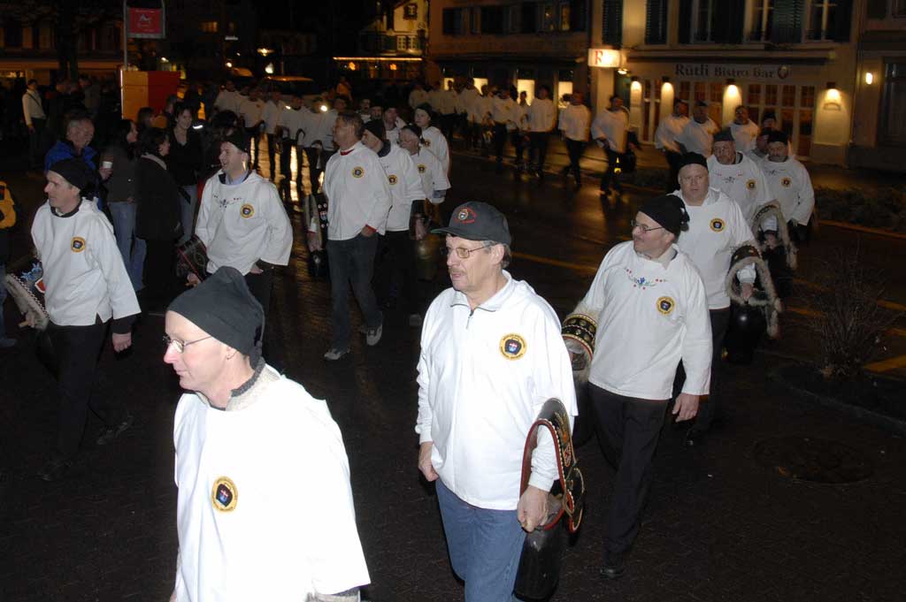 Les «Greifler» portent une chemise d’armailli blanche avec le logo de l’association sur la poitrine, Brunnen 2008 © Hans Rothenfluh, Brunnen