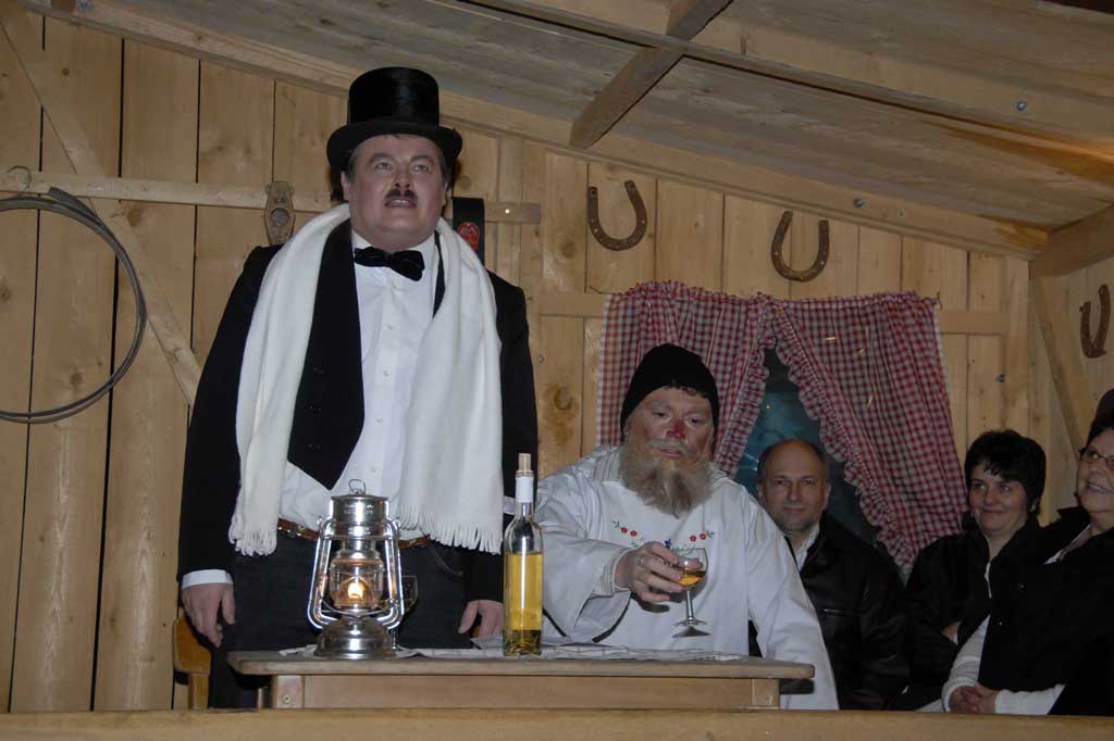 Les personnages traditionnels de « Loränz vo Ingebohl » (g) et « Walter vu Schönebuech » disent leur « Plöder », 2008 © Hans Rothenfluh, Brunnen