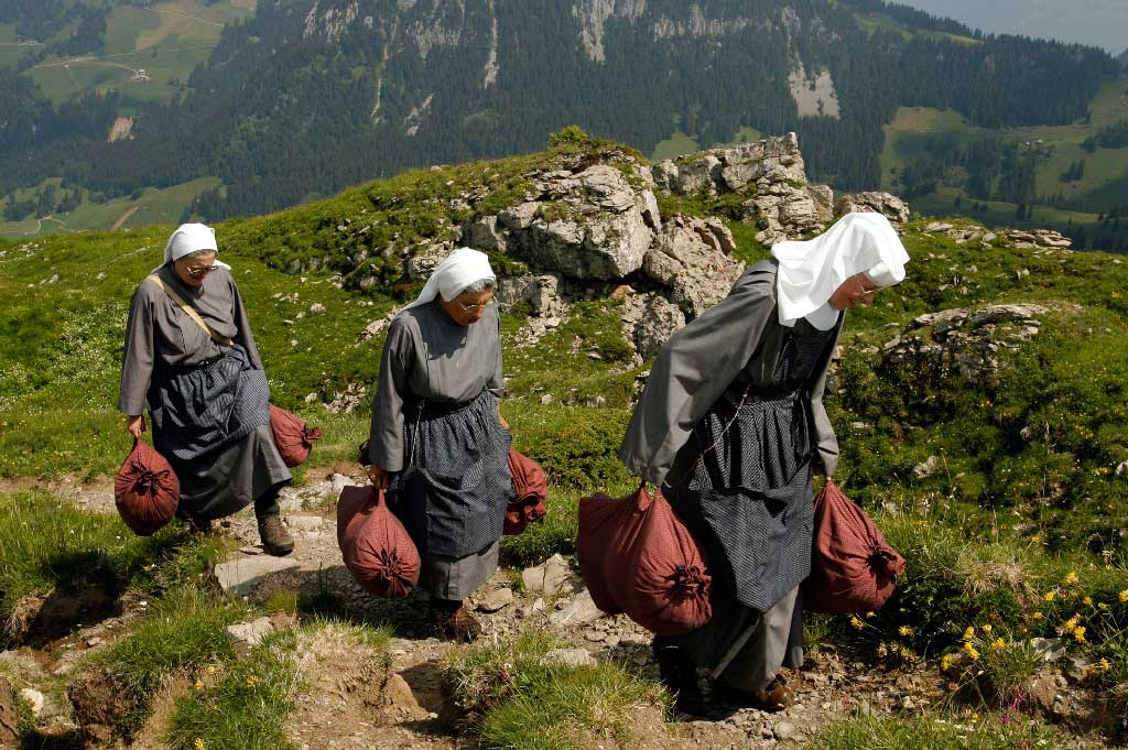 Musenalp : les sœurs ramènent des sacs de lin remplis d’herbes au couvent, 2006 © Urs Flüeler, Stans