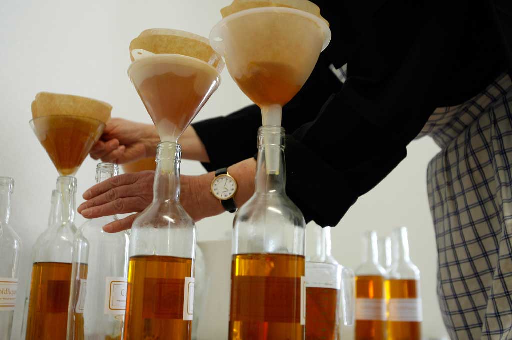 Couvent Maria-Rickenbach (NW) : mise en bouteille de la liqueur dorée, dont la recette à base d’herbes est gardée secrète, 2006 © Urs Flüeler, Stans