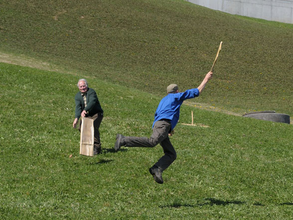 Hürnä : un joueur saute en l’air, sa planche à la main (Furna, avril 2011) © Marietta Kobald