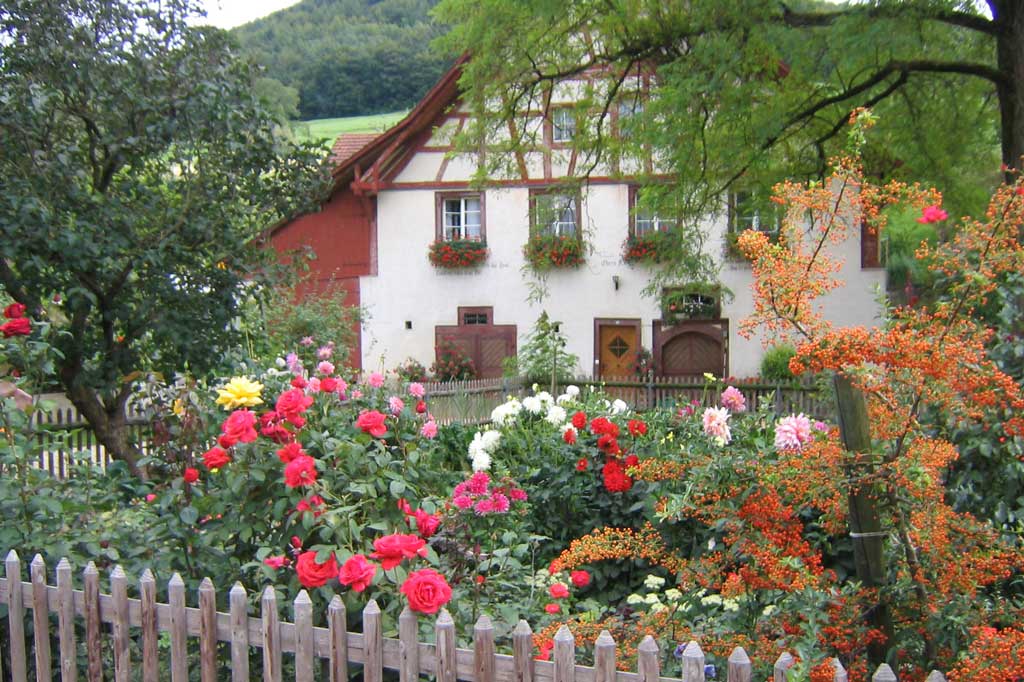 Le bâtiment de l’« Obere Mühle » datant de 1709: la forme rectangulaire du jardin avec sa clôture à claire-voie est typique des jardins de ferme schaffhousois © Barbara Linsi, Osterfingen