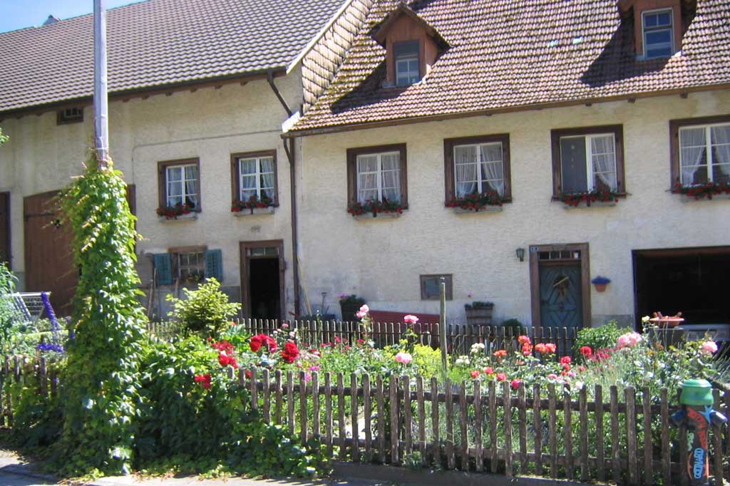 Ferme « Alter Sternen » (1819) : une clôture à claire-voie entoure le grand jardin contenant des plantes traditionnelles © Barbara Linsi, Osterfingen