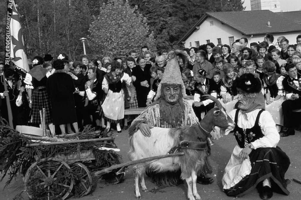 Alpnach vers 1960: l’homme et la femme sauvages convoient la petite charrette qui apporte le fromage du seigneur © Älplergesellschaft Alpnach