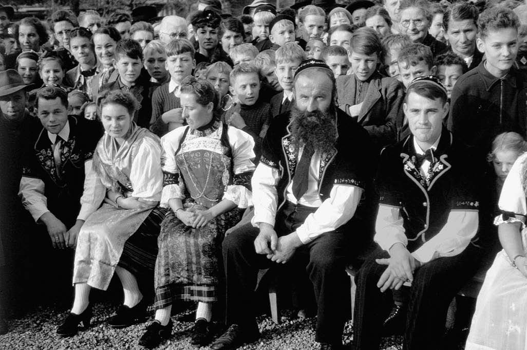 Alpnach 1946: pendant les interventions parlées, les célibataires font cercle avec leurs « demoiselles d’honneur » © Älplergesellschaft Alpnach