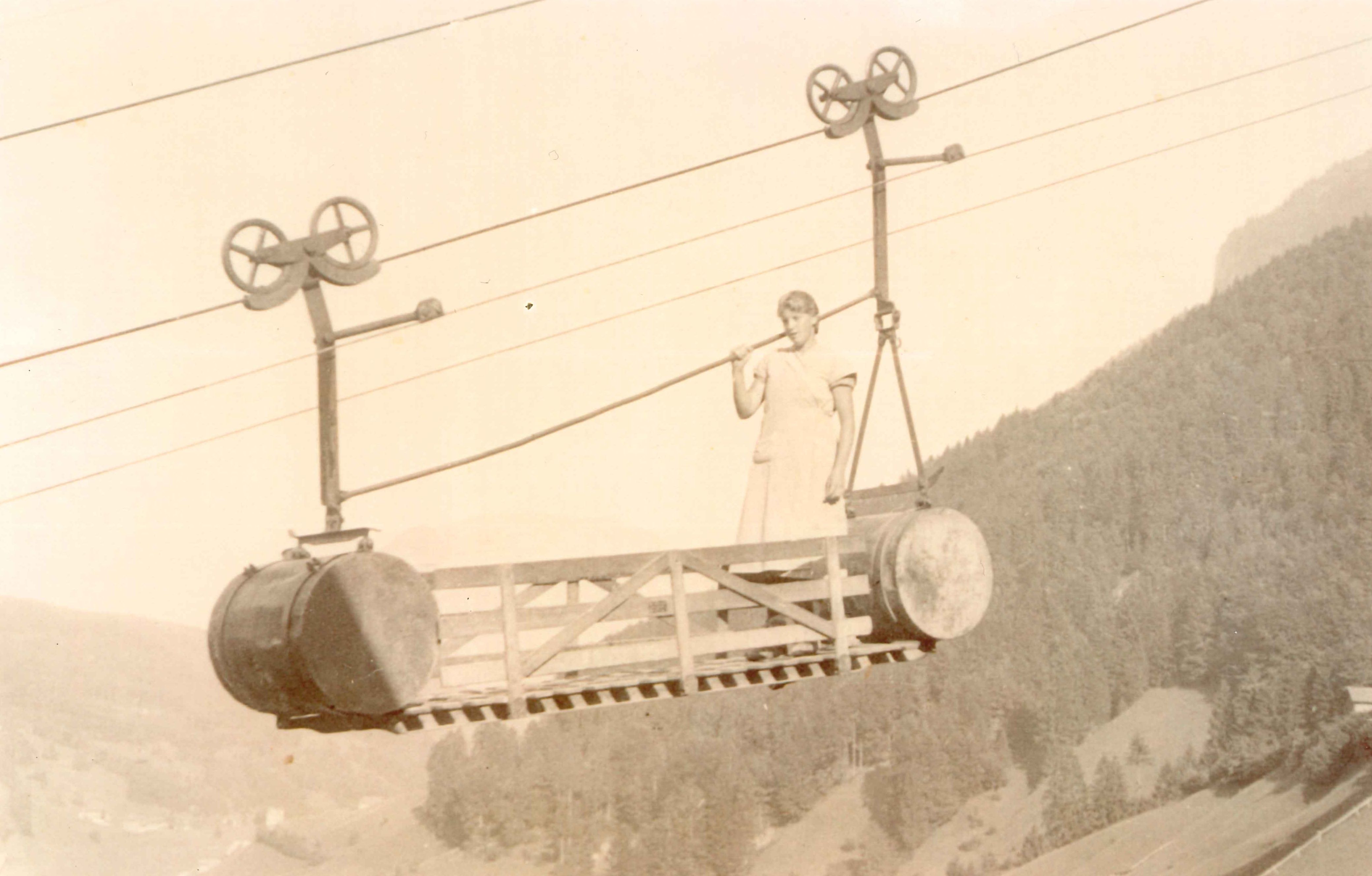 Premier téléphérique à contrepoids d’eau reliant Emmetten à Niederbauen (NW), construit en 1913 (Emmetten, NW, um 1913) © Archives d’État du canton de Nidwald
