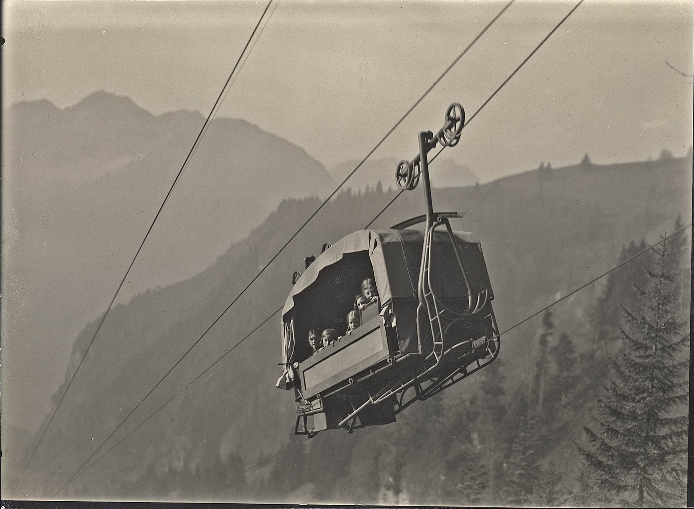Les nouveaux véhicules du téléphérique Dallenwil-Niederrickenbach, équipés de chariots à quatre galets et d’un système de câbles plus sûr (Dallenwil, NW, vers 1932) © Archives d’État du canton de Nidwald