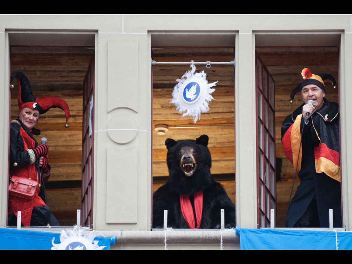 Le 11.11.2017 à 11 h 11, l’ours du carnaval de Berne est conduit à son lieu d’hibernation. Il ne sortira de son paisible sommeil hivernal que le 15.2.2018 © kultur-projekte.ch