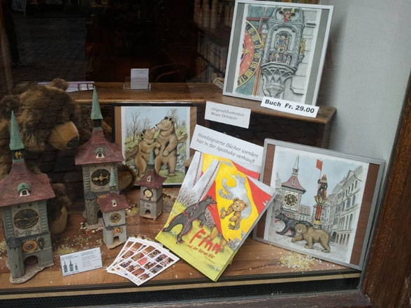 Finn et l’ours de Berne dans la vitrine de la Bären Apotheke de Berne © Werd & Weber Verlag