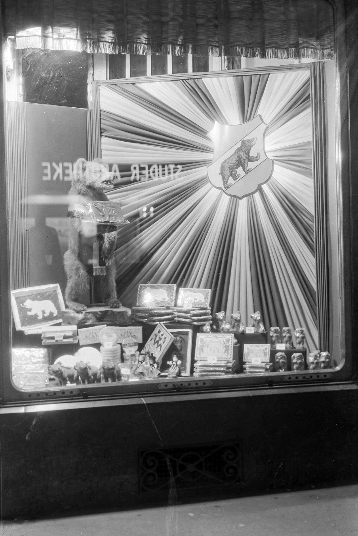 Vitrine de la pharmacie Studer, Spitalgasse 32 : ours en biscôme et en chocolat © Carl Jost/Archives de l’Etat de Berne