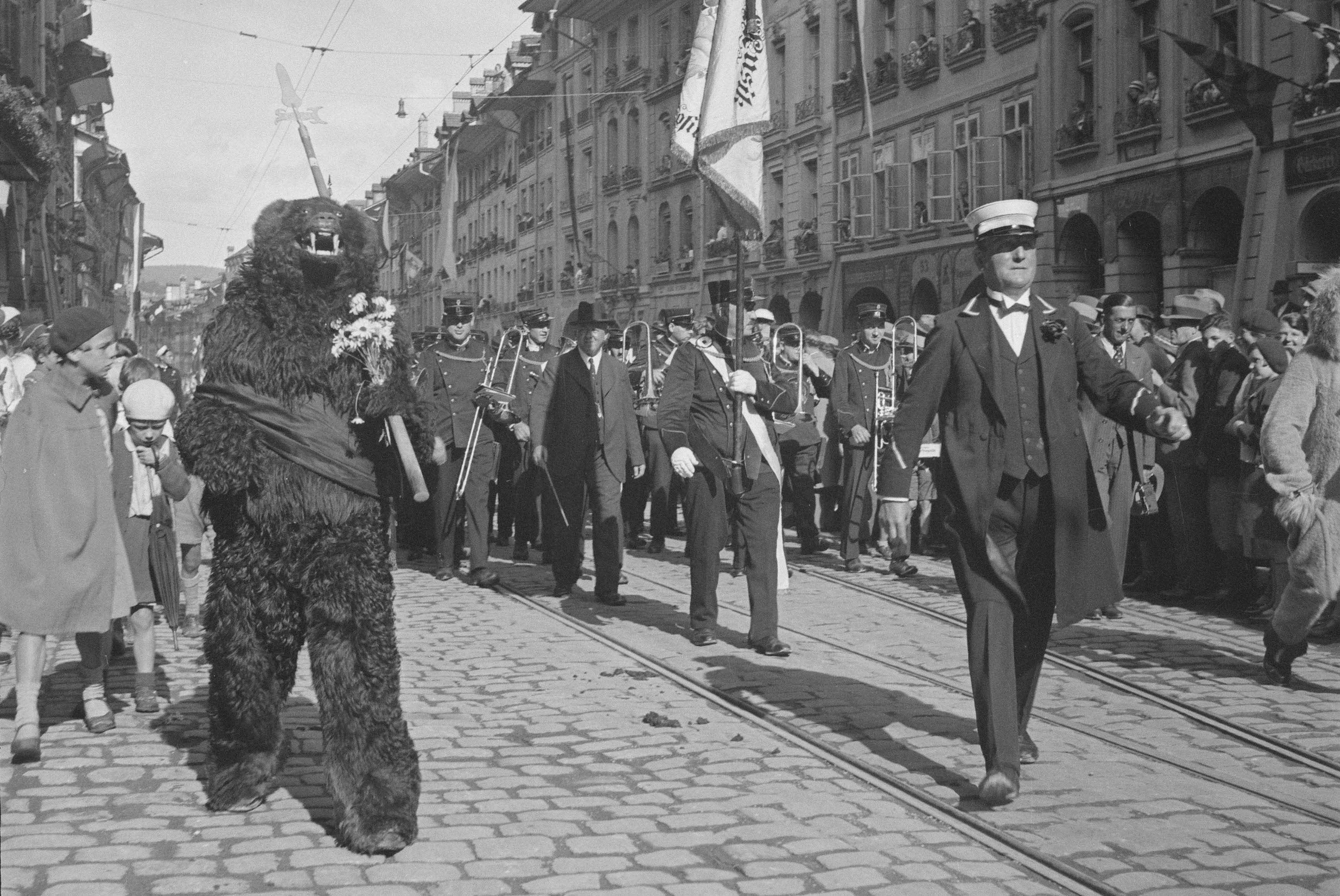 100 ans de l’Université de Berne, 1934 : défilé, association d’étudiants avec ours dans la vieille-ville © Carl Jost/Archives de l’Etat de Berne
