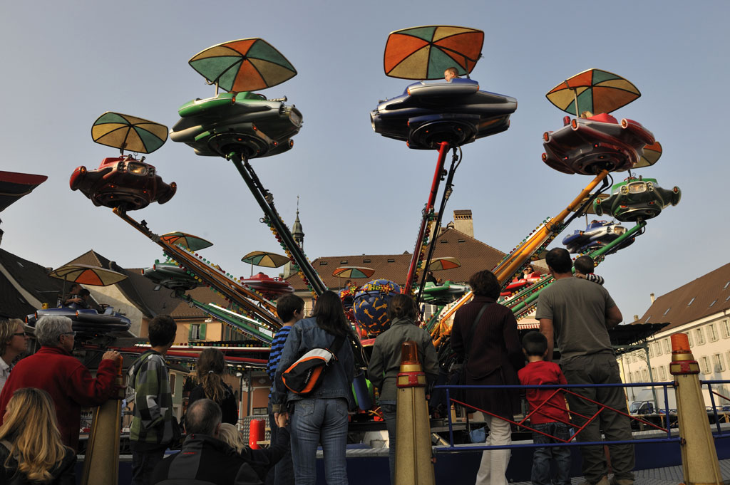 Carrousels, Place du marché à Bulle le dimanche de Bénichon © Charly Rappo, HEP FR, 2009