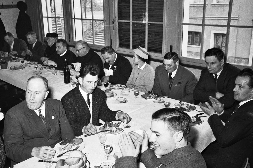 Repas officiel de la Bénichon à Châtel-Saint-Denis, le 19 octobre 1953 © Glasson/Musée gruérien, Bulle