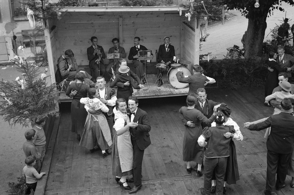 Danse de la Bénichon à Treyvaux, canton de Fribourg, 1935 © Glasson/Musée gruérien, Bulle