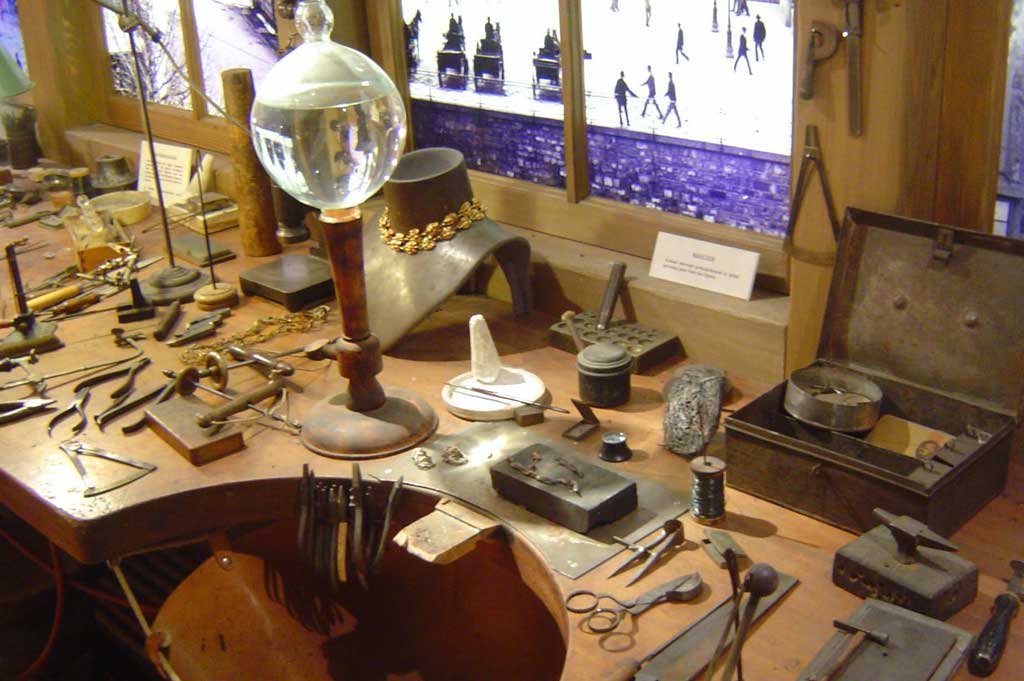 L’établi de cabinotier du Musée des Cabinotiers, collection de Gilbert Albert © Musée des Cabinotiers-MAH/MAH, Ville de Genève
