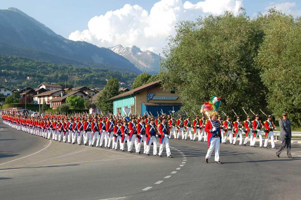 Les grenadiers retournent d‘Ormône dans leur village en fin d’après-midi © Bretz, Savièse, 2006