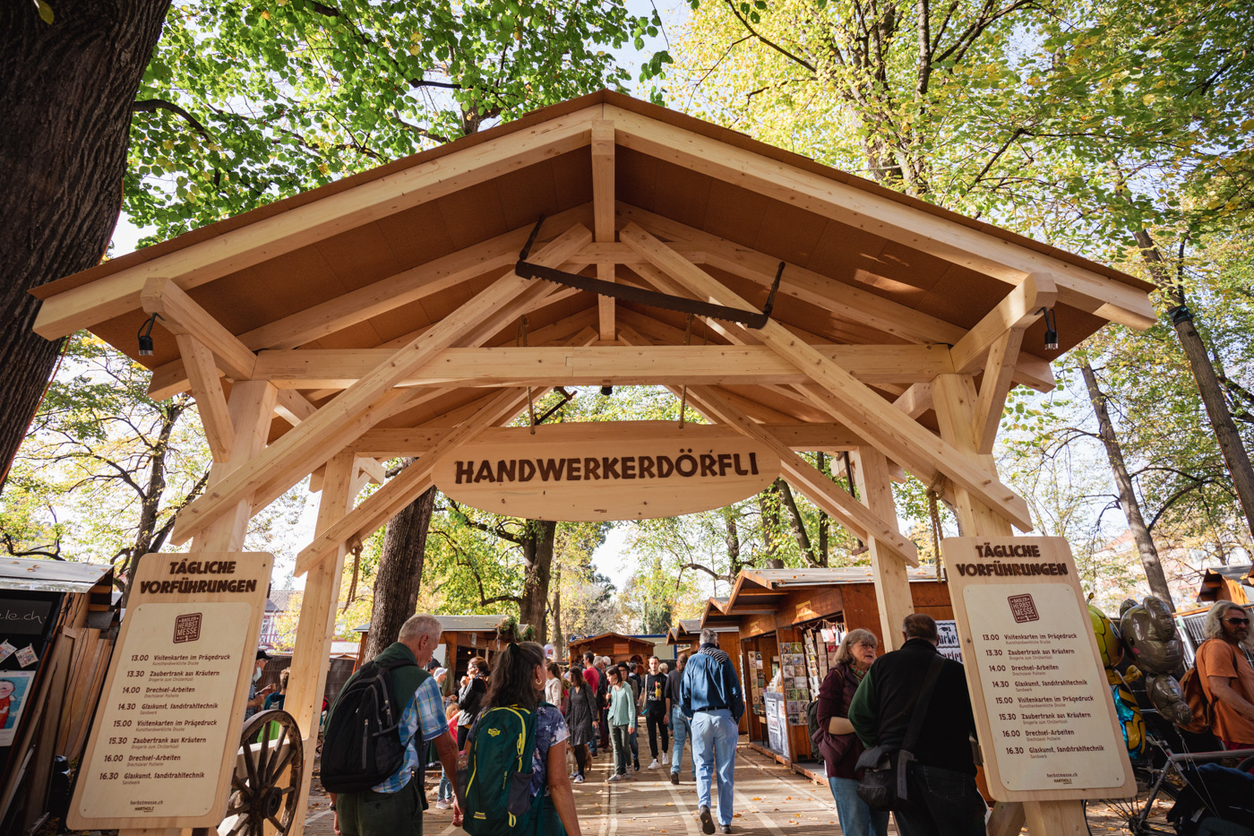 Depuis 2012, l'artisanat traditionnel est présenté et enseigné dans le «Handwerkerdörfli » (village artisanal) situé sur la Petersplatz. © Bettina Matthiessen, 2022