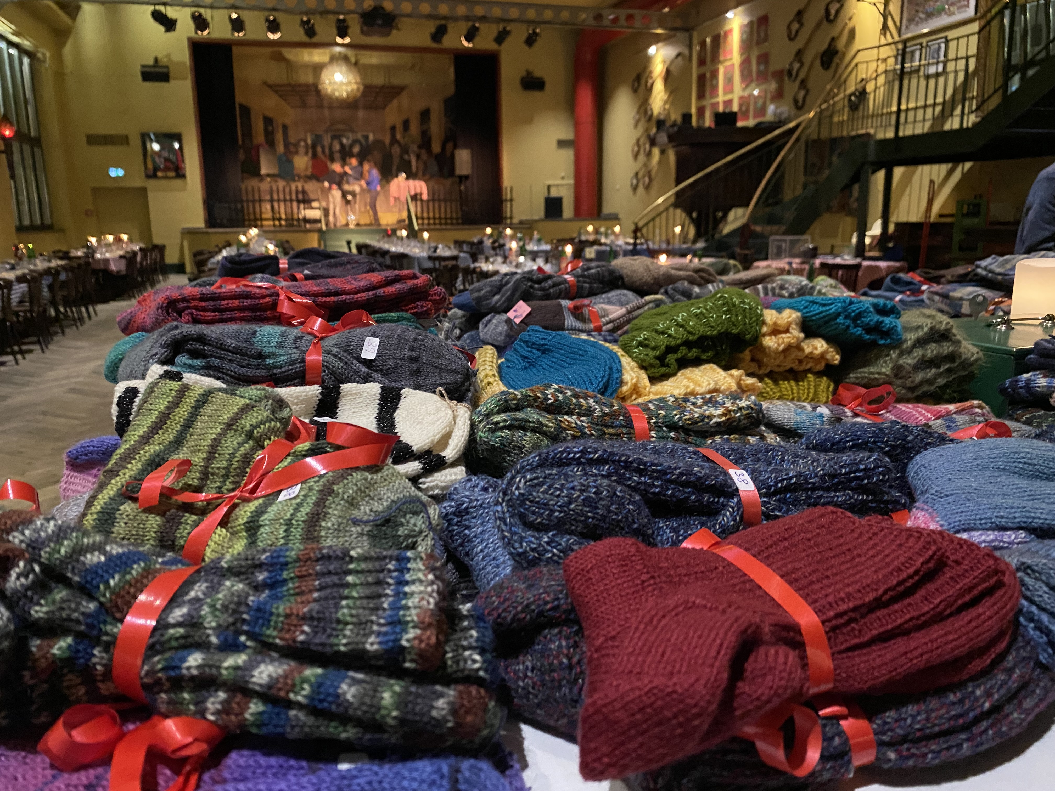 Lors du traditionnel « Soggeball », tous les artistes reçoivent une paire de chaussettes tricotées à la main. © Bettina Matthiessen, 2023