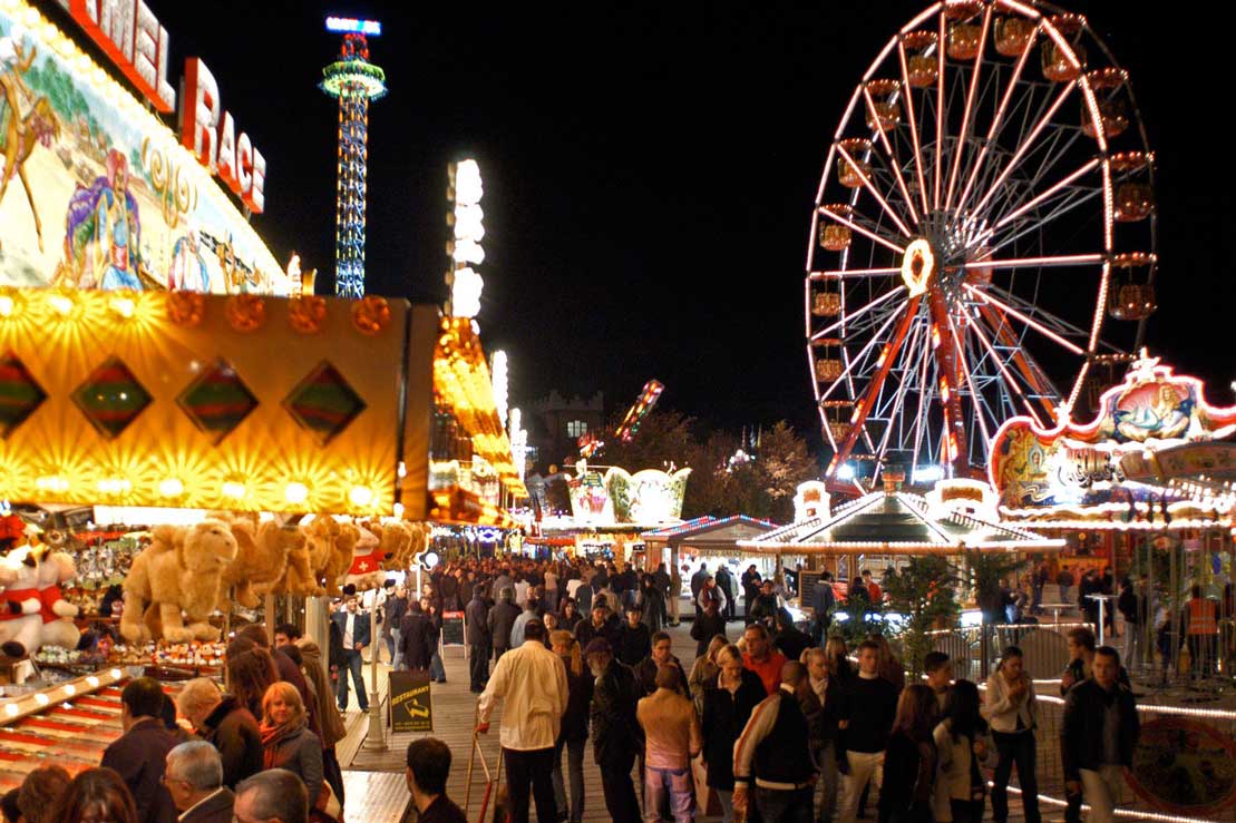 La foire d’automne de Bâle signifie beaucoup pour la population urbaine, mais elle attire année après année des milliers de visiteurs venus d’ailleurs © Tino Briner/picturebâle, 2004