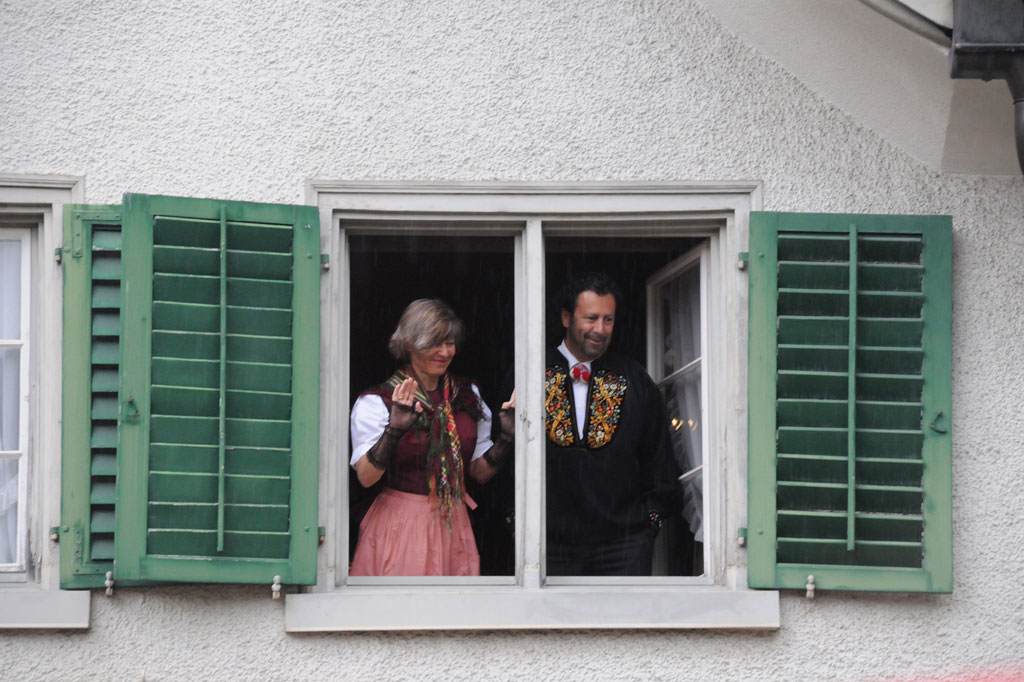 Habitants en costume traditionnel à la fenêtre © Klara Hübner, 2011