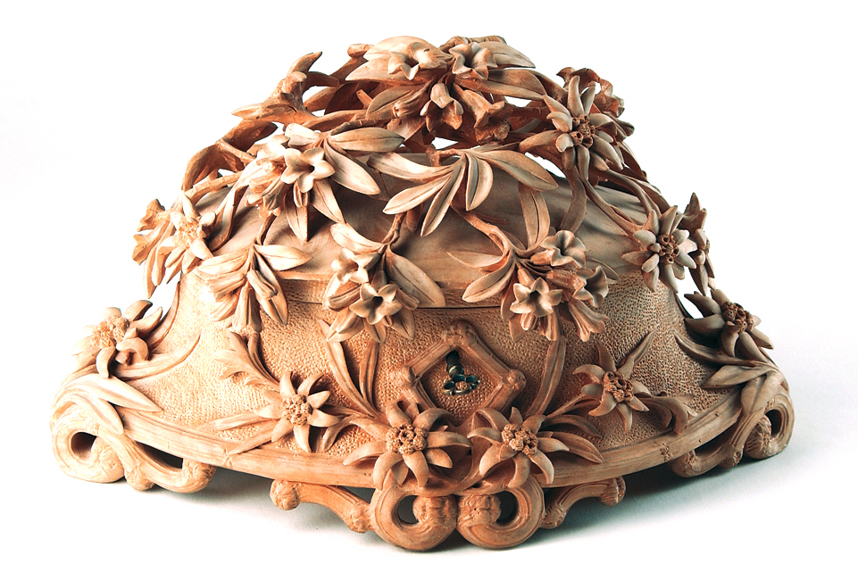 Andreas Baumann (1812-1899) : boîte à bijoux, vers 1890 (tilleul, h 17,5 cm) © Bernische Stiftung für Angewandte Kunst und Gestaltung