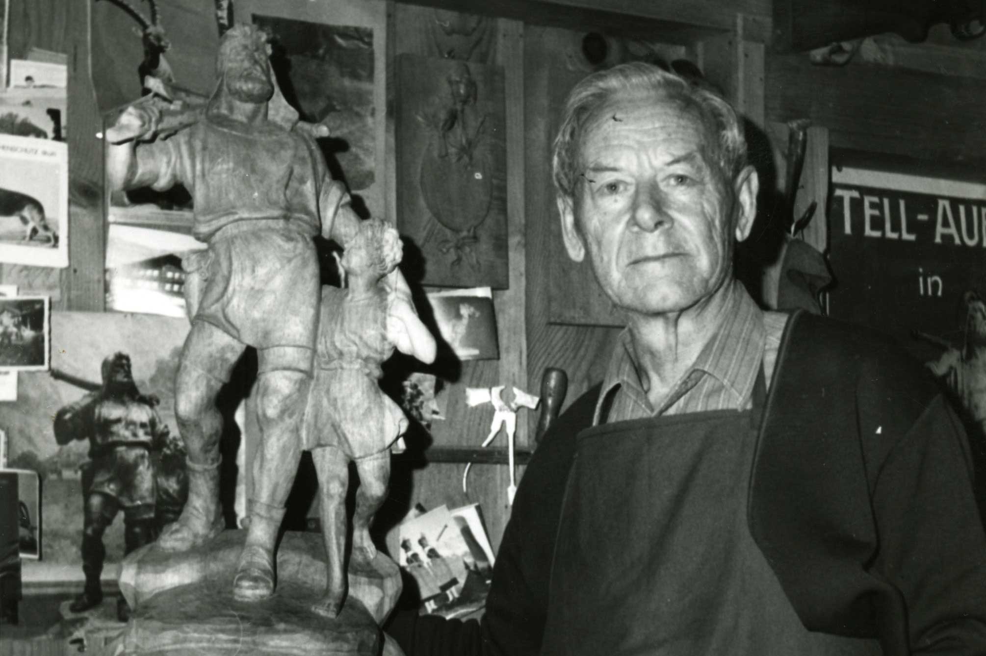 Sculpteur avec son œuvre, Schwanden bei Brienz, vers 1963 © Peter Ernst, Brienz/Stiftung Holzbildhauerei