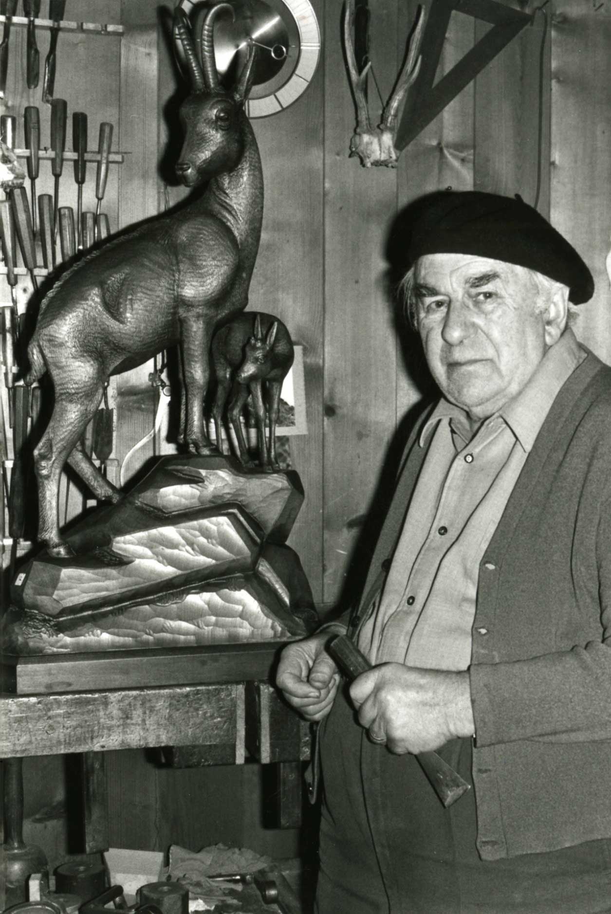 Sculpteur avec son œuvre Brienz, vers 1968 © Peter Ernst, Brienz/Stiftung Holzbildhauerei