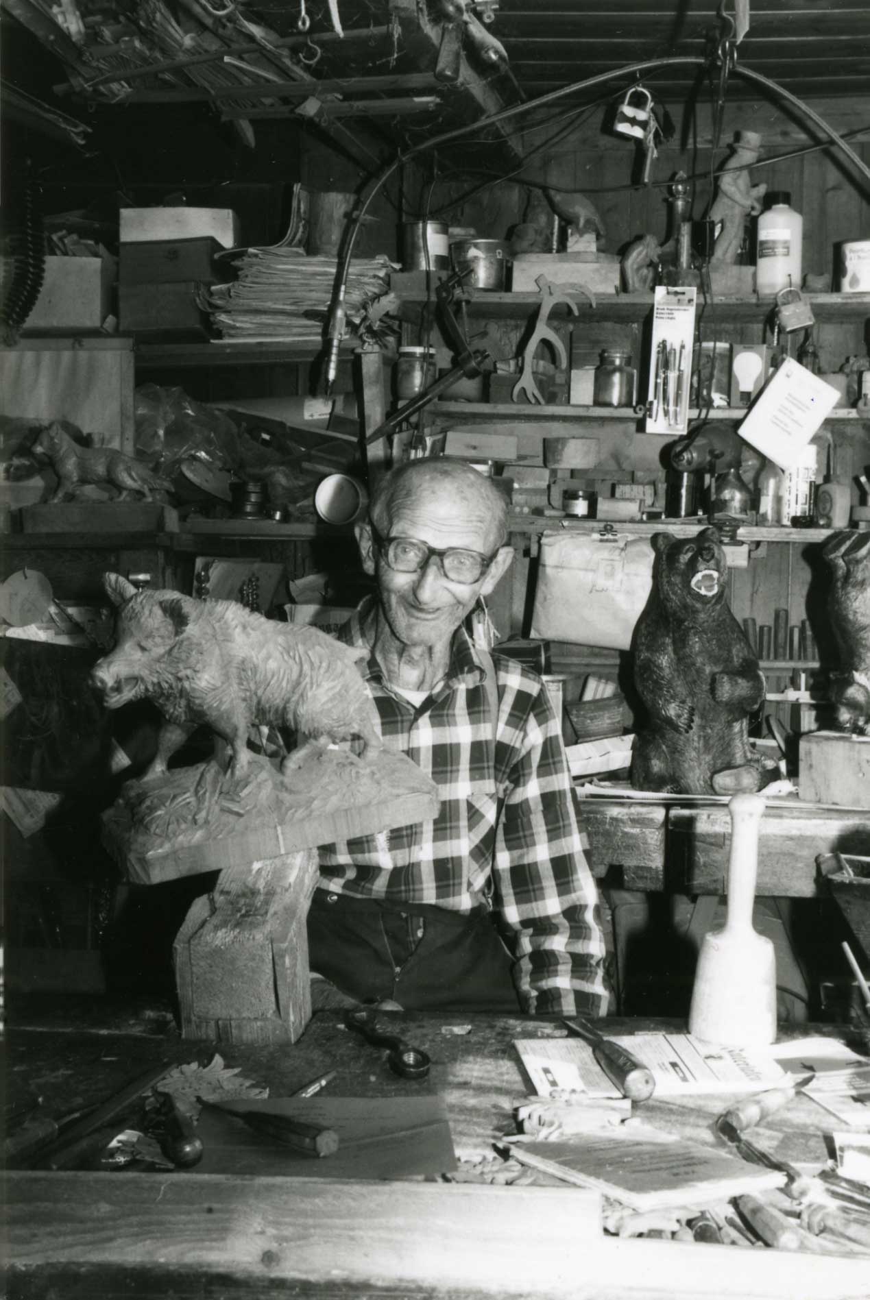 Sculpteur avec son œuvre, Brienz, vers 1963 © Peter Ernst, Brienz/Stiftung Holzbildhauerei