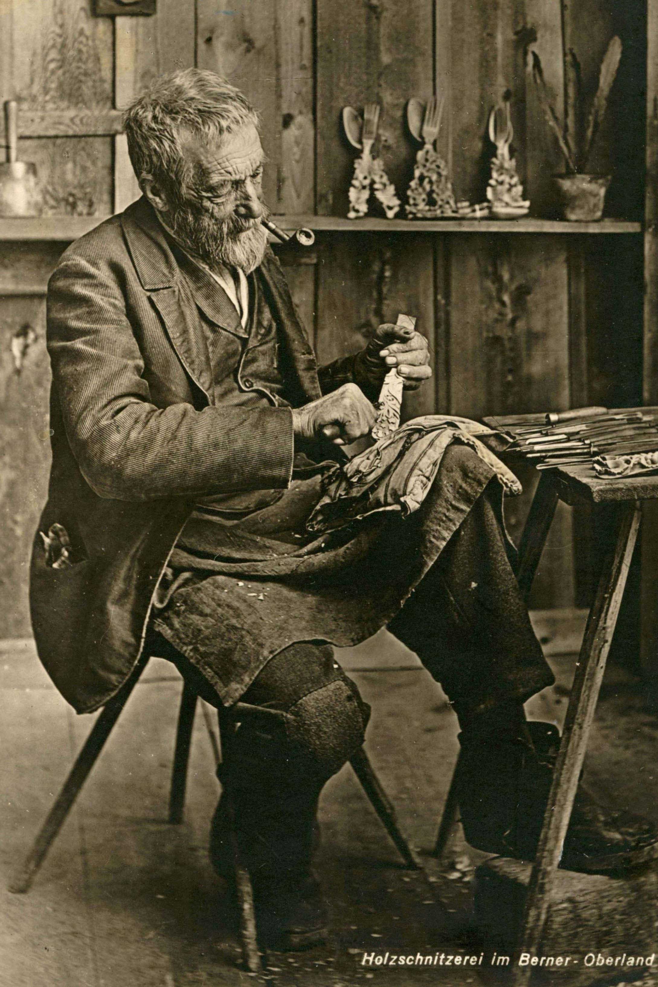 Sculpteur âgé de le région de Brienz fabrique un couvert à salade, vers 1900 © Schule für Holzbildhauerei Brienz