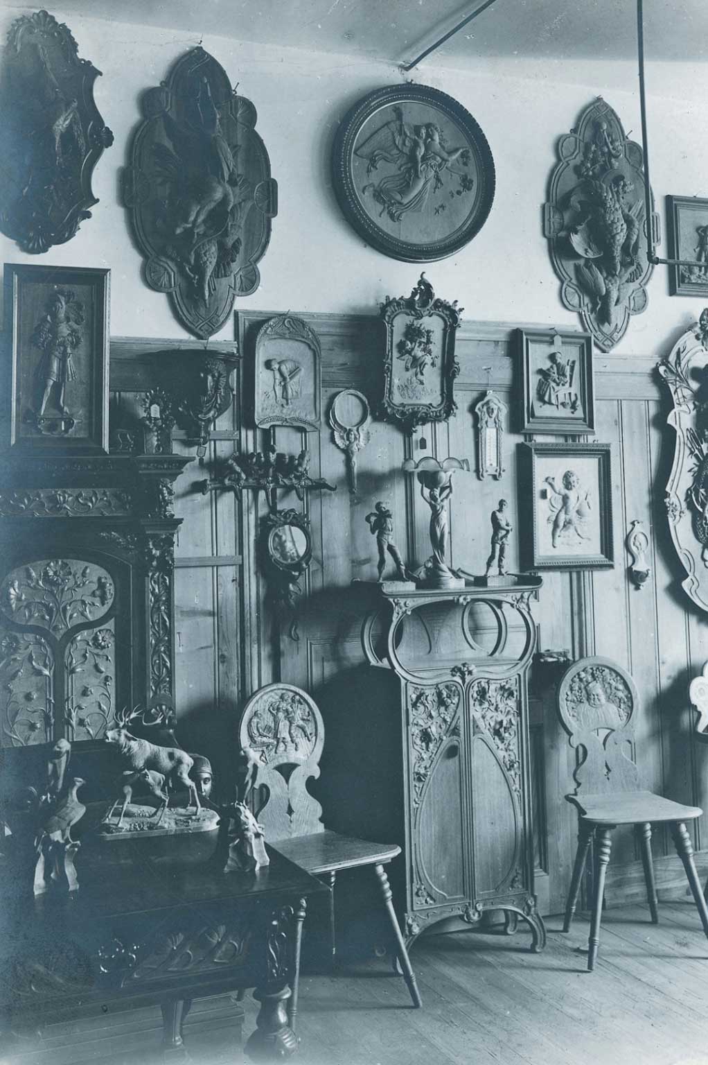 Ancienne école de sculpture sur bois de Brienz : meubles sculptés, travaux d’étudiants, vers 1900 © Schule für Holzbildhauerei Brienz