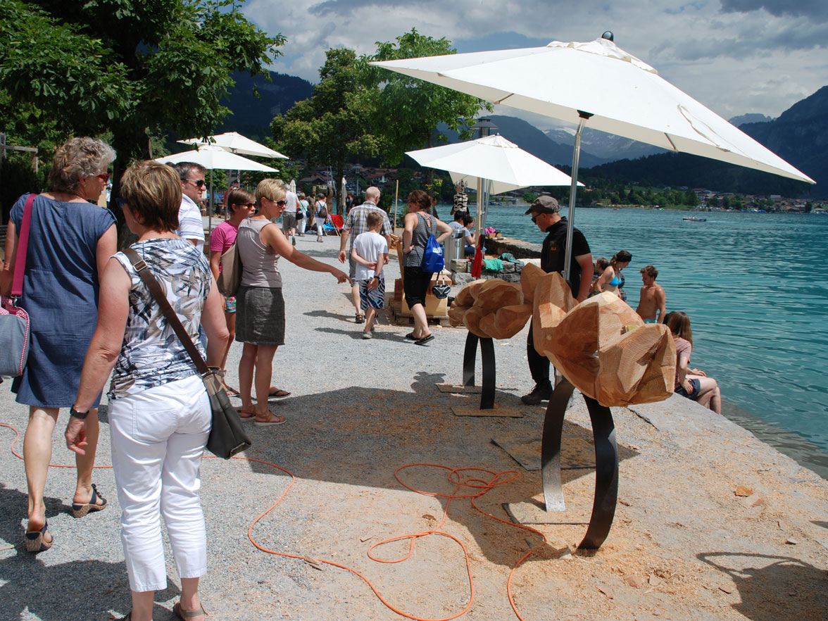 Les visiteurs du symposium observent les sculptures «Organic-correspondences» de Friedemann Dietzel de Dresden (Brienz, 2017) © Internationales Holzbildhauer Symposium Brienz